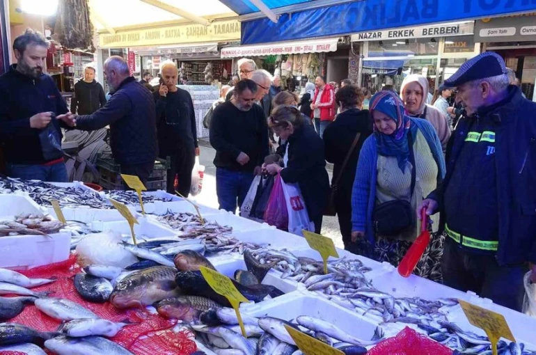 Hamsini kilosu 300 TL’den 100 TL’ye düştü: Kapış kapış gitti