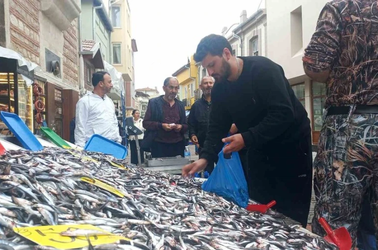 Hamsinin kilosu 50 liraya düştü, vatandaşlar poşet poşet aldı