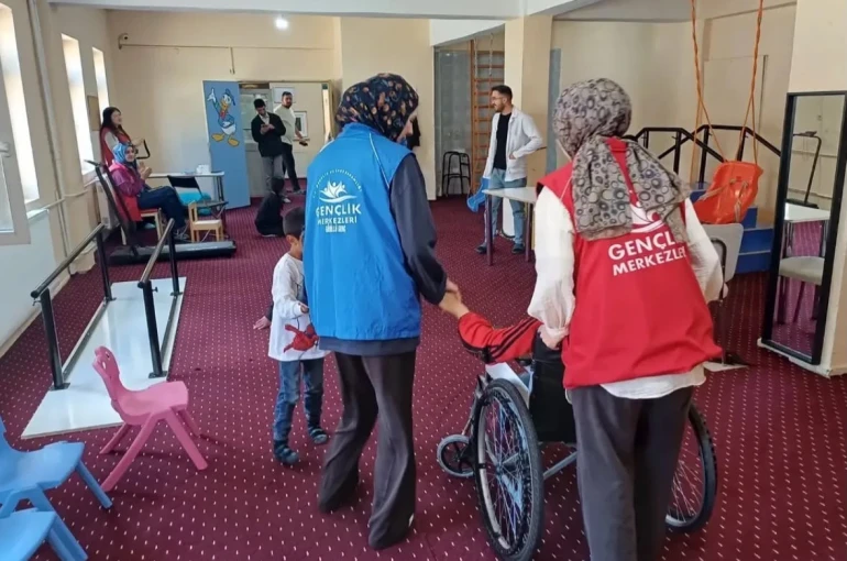 Hamur Gençlik Merkezi’nden özel öğrencilere anlamlı ziyaret