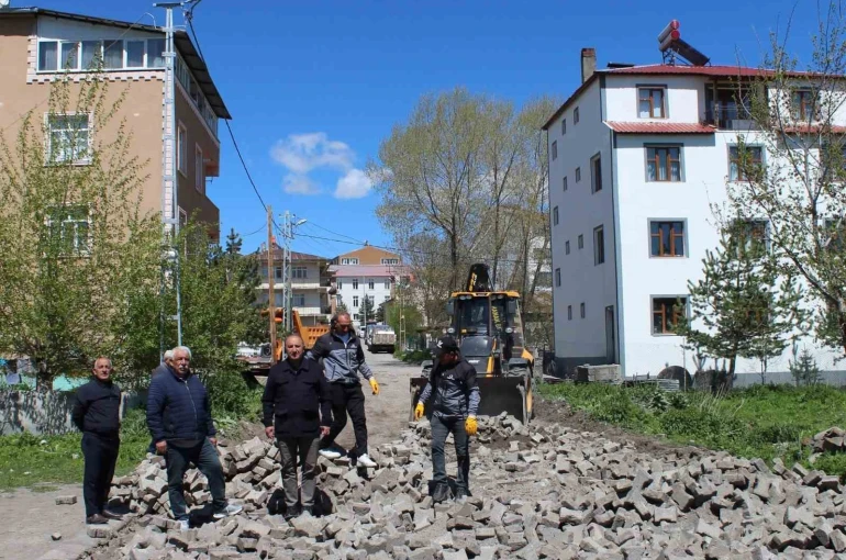 Hanak ilçesinde kilit parke çalışmaları başladı
