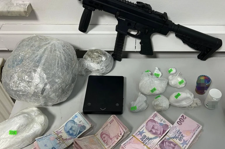 Hapis cezası ile aranan şahıs hobi bahçesinde uyuşturucu ile yakalandı
