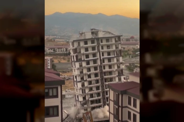 Hasarlı bina yıkıldı