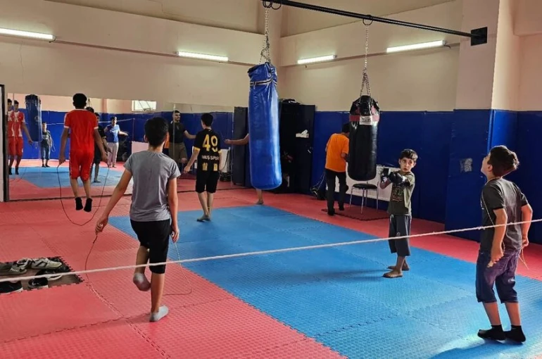 Hasköy’de gençlerin yoğun ilgi gösterdiği boks antrenmanları sürüyor