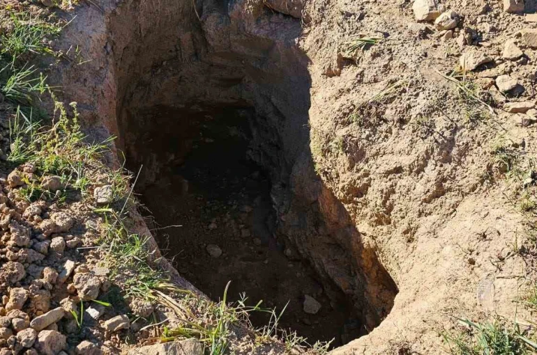 Hasköy’de yüzyıllık mezarlıklara defineci tahribatı