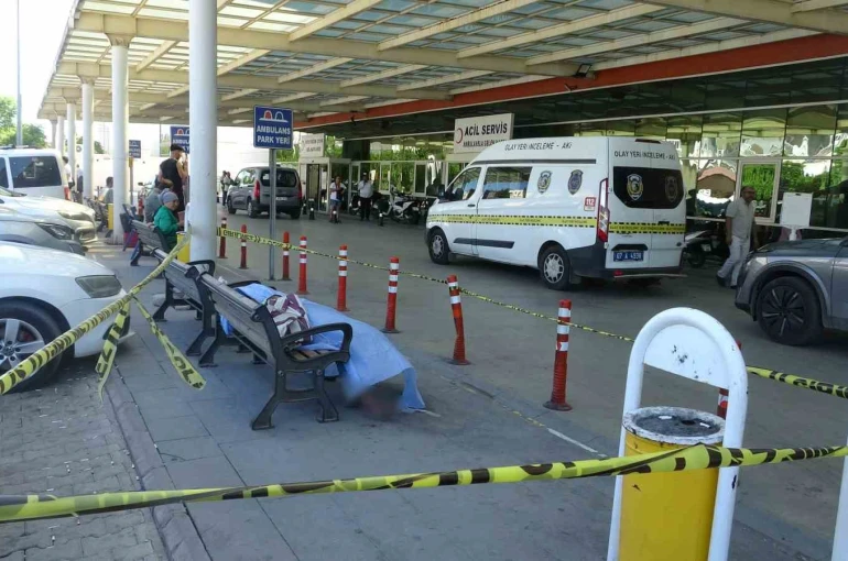 Hastane çevresinde yaşayan evsiz şahsın bankta cansız bedeni bulundu