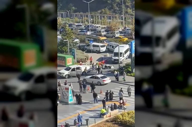 Hastane girişinde kavga: Taraflar tekme tokat birbirine girdi