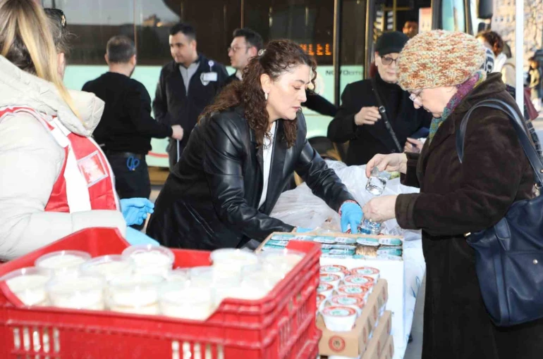 Hastane önünde iftar yemeği dağıtıldı