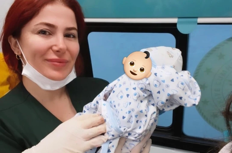 Hastaneye sevk edilen hamile kadın ambulansta doğum yaptı