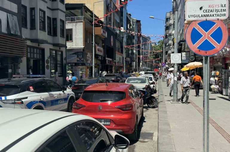 Hatalı parklar trafiği zaman zaman aksatıyor