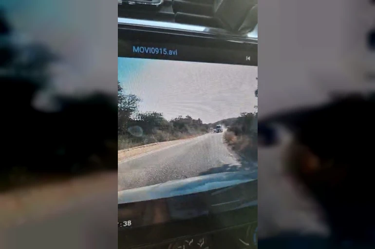 Hatalı sollama yapan hafriyat kamyonu kamerada
