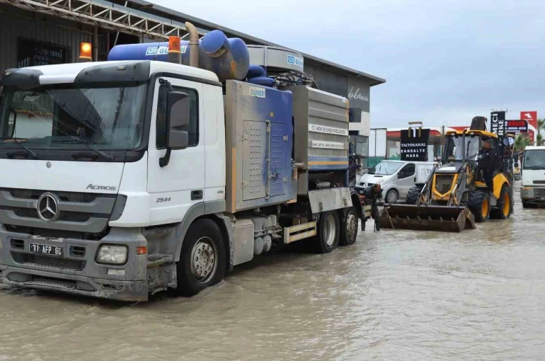 Hatay Büyükşehir Belediyesi ekipleri, 110 noktaya müdahale ederek 32 vatandaşı kurtardı