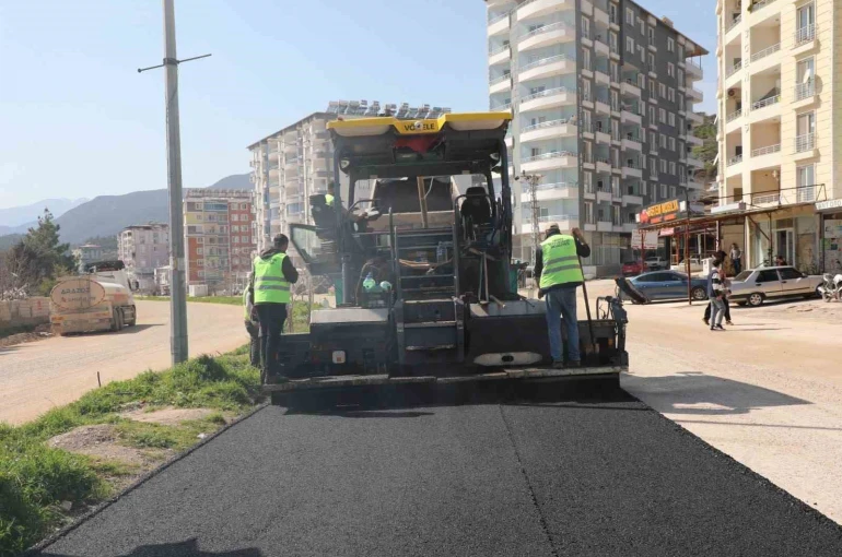 Hatay Büyükşehir Belediyesi, Yolçatı’nda asfalt serimine başladı 