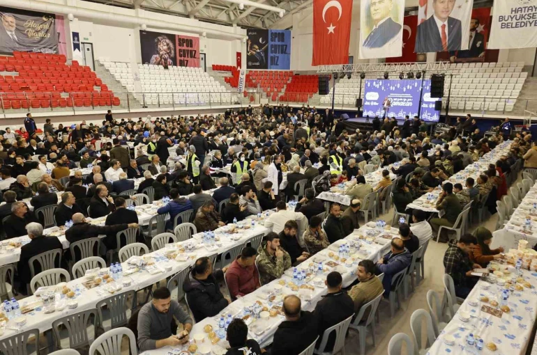 Hatay Büyükşehir Belediyesi’nin iftar sofrası Kırıkhan’da kuruldu