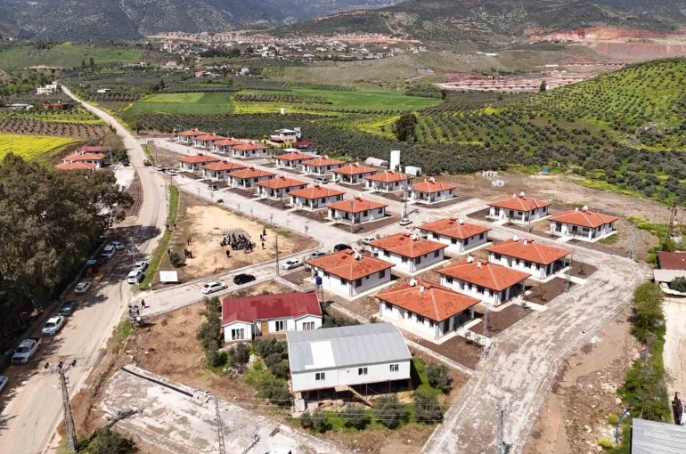 Hatay Büyükşehir Belediyesi’nin inşa ettiği köy evleri depremzede vatandaşların sıcak yuvası oldu
