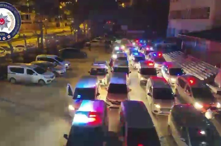 Hatay merkezli 8 ilde ‘Gümrük geçişinde rüşvet’ operasyonunda milyonlarca TL’lik döviz ve silah ele geçirildi
