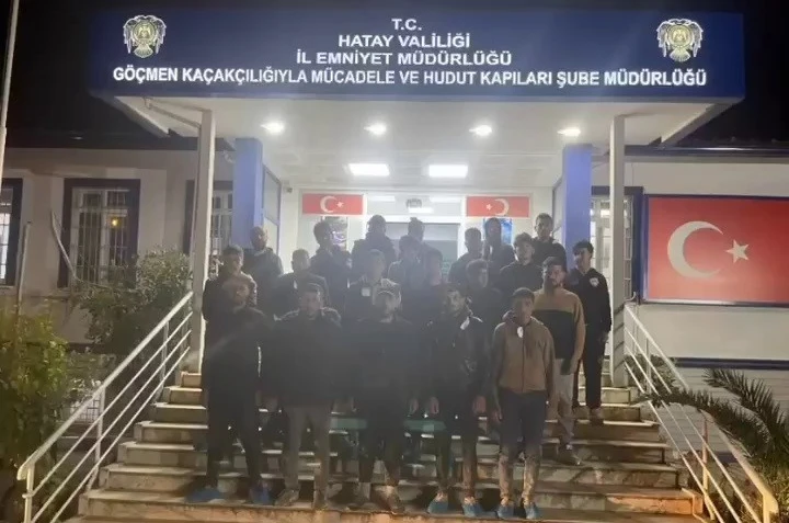 Hatay’da 19 göçmen yakalandı, organizatör 2 sürücüye 350 bin TL ceza uygulandı 