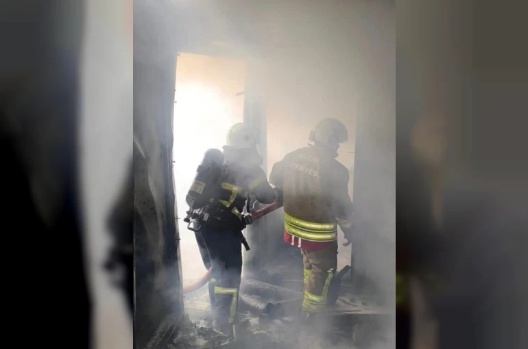 Hatay’da alevlere teslim olan konteyner kullanılamaz hale geldi 