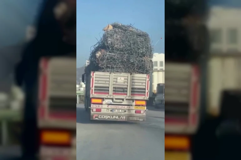 Hatay’da demir yüklü tır trafikte yürekleri ağza getirdi