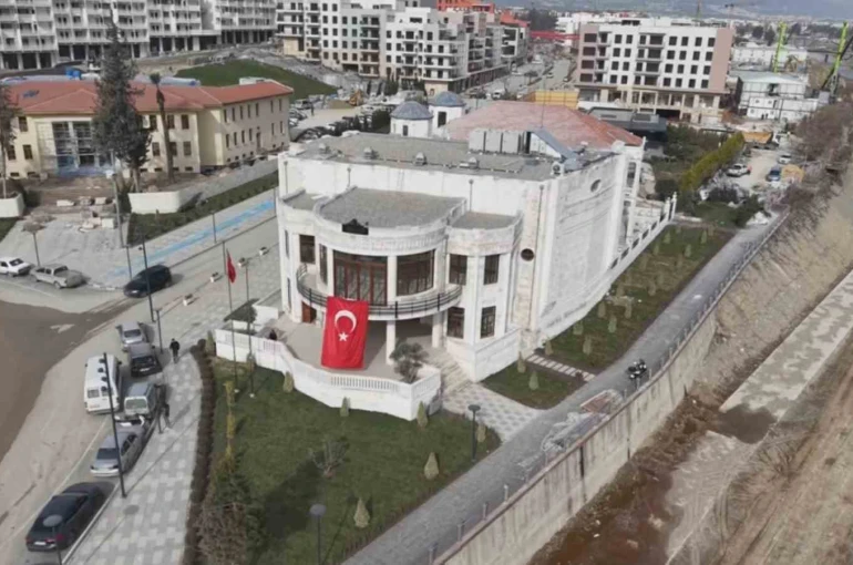 Hatay’da enkazdan taşları tek tek toplanan tarihi meclis binası 200 fore kazık üzerine yeniden inşa edildi