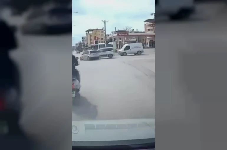 Hatay’da hafif ticari araç ile otomobilin çarpıştığı anlar kamerada 