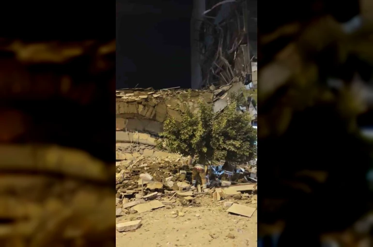 Hatay’da hasarlı bina yıkım esnasında çöktü
