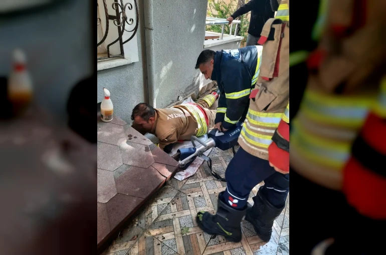 Hatay’da havalandırma boşluğuna düşen köpek kurtarıldı