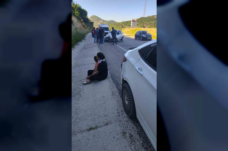 Hatay’da iki otomobil çarpıştı: 3 yaralı