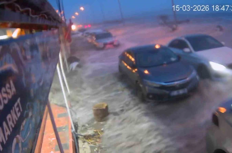 Hatay’da kuvvetli fırtınayla deniz taştı, iş yerleri zarar gördü... O anlar kamerada
