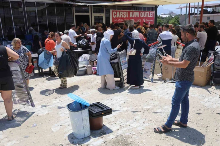 Hatay’da mağaza açılışında izdiham
