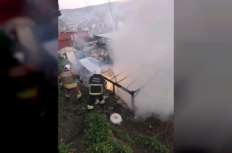 Hatay’da odunluk yangını evlere sıçramadan söndürüldü