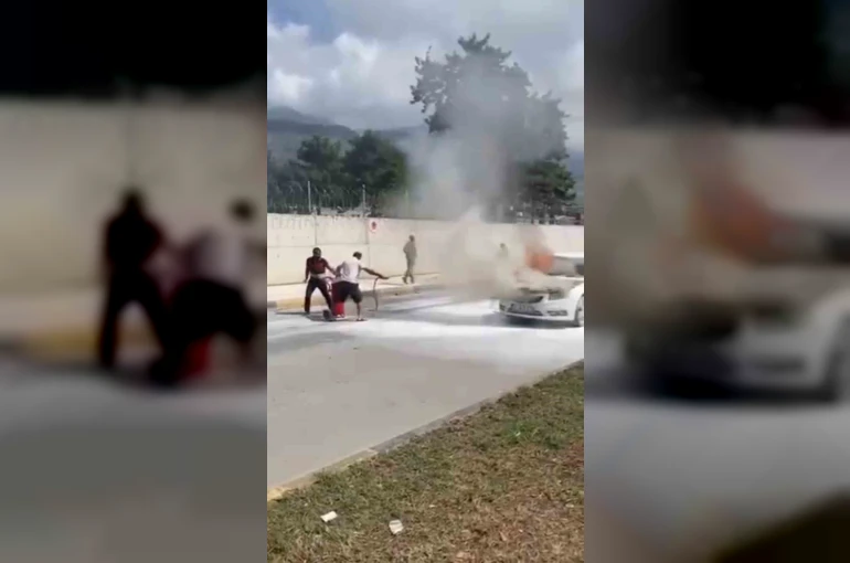 Hatay’da seyir halindeki araç alev aldı