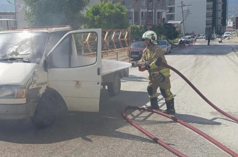 Hatay’da seyir halindeki kamyonet alevlere teslim oldu