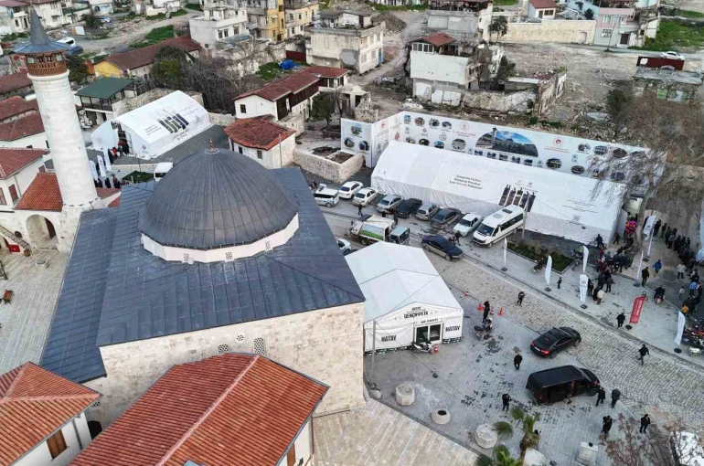 Hatay’ın kalbi Habibi Neccar Camii’nde iftar sofrası kuruldu