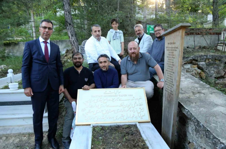 Hattat Muhittin Tanır’a vefa: 70 yıl sonra ta’lik hatla yazılan mezar taşı dualarla kabrine konuldu 