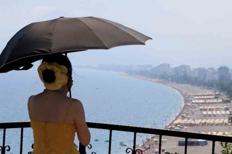 Hava sıcaklığının 34 derece ölçüldüğü Antalya’da deniz suyu sıcaklığı 30 dereceyi gördü