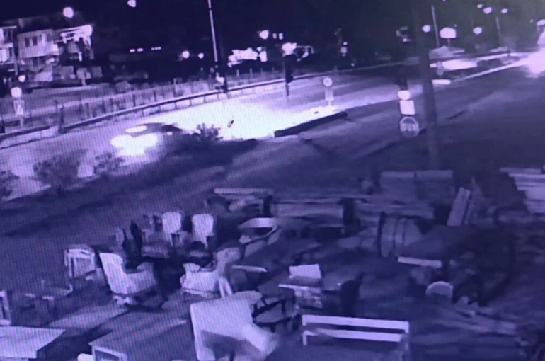 Havalanan otomobil hafif ticari araca çarptı