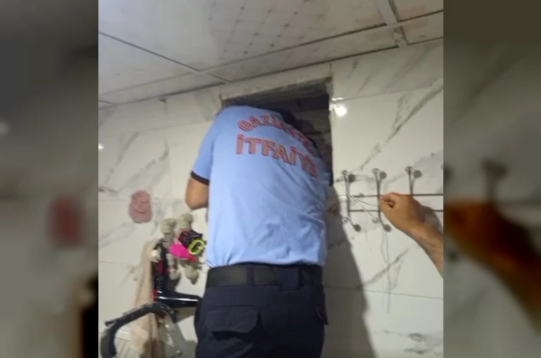 Havalandırma boşluğunda mahsur kalan güvercini itfaiye kurtardı
