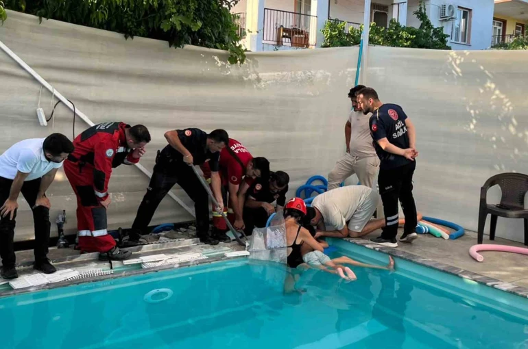 Havuzda kolu sıkışan 4 yaşındaki çocuk kurtarıldı