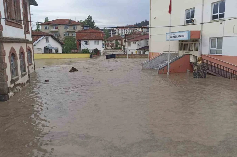 Havza’yı sel vurdu: İş yerlerini su bastı, araçlar sürüklendi