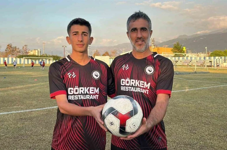 Hayalini gerçekleştiren 42 yaşındaki baba, 16 yaşındaki oğluyla birlikte meşin yuvarlağında peşinde koşuyor