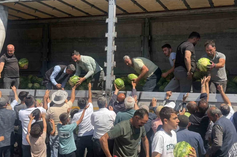 Hayırsever çiftçi 30 ton karpuzu ücretsiz dağıttı