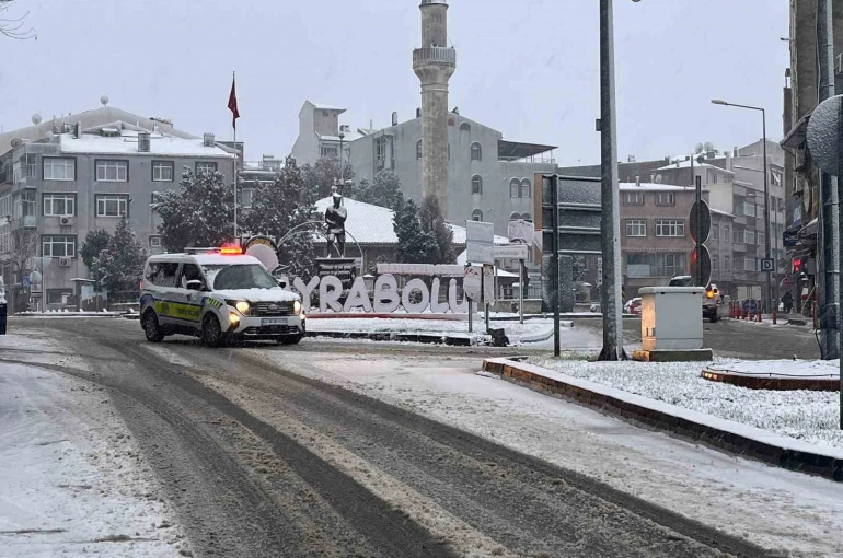 Hayrabolu’da kar yağışı etkisini artırdı: Taşımalı eğitime 1 gün ara verildi