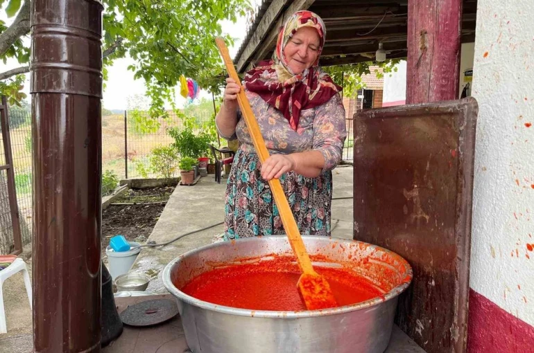 Hayrabolu’da kışa hazırlık başladı: Kazanlar salça için kaynıyor