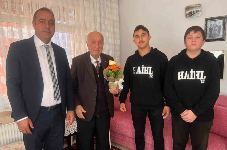 Hayrabolu’da öğrencilerin ziyareti emekli öğretmeni duygulandırdı