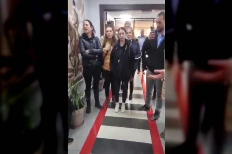 Hayvan barınağındaki şok görüntüler sonrası hayvanseverler belediyeyi bastı