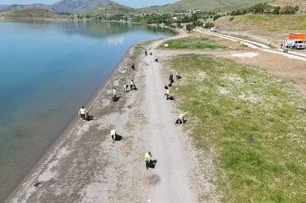 Hazar Gölü’nde dev temizlik 12 ton atık toplandı