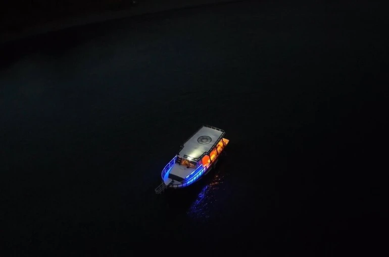 Hazar Gölü’nün gece görüntüleri İstanbul’u aratmadı