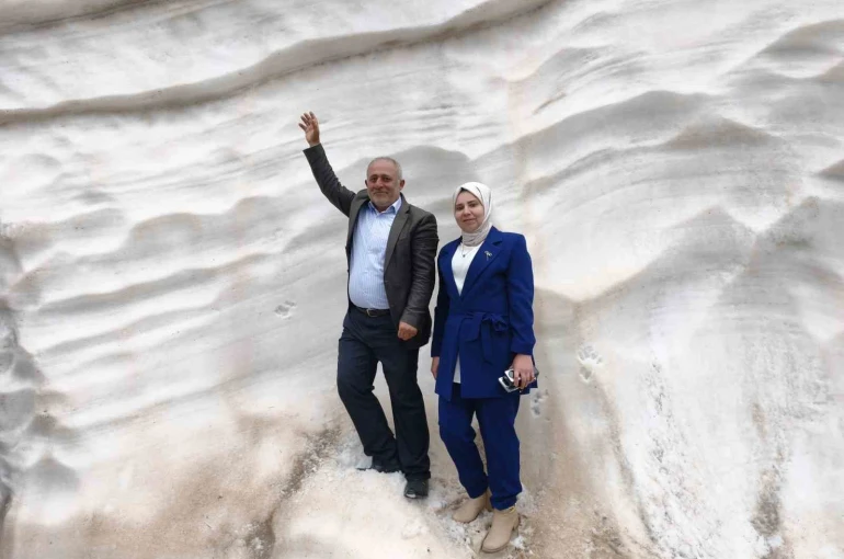 Haziran ayında 4 metreyi aşan karı görmek için Mereto Dağına tırmanıyorlar