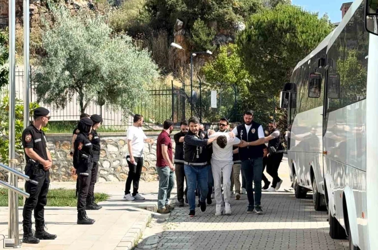 Helikopter ve özel harekat destekli baskın sonrası 29 şüpheli adliyeye getirildi