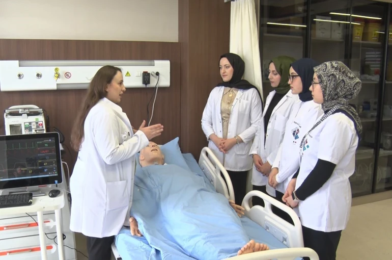 Hemşire adayları, hastaya müdahaleyi bilgisayarlı makette öğreniyor